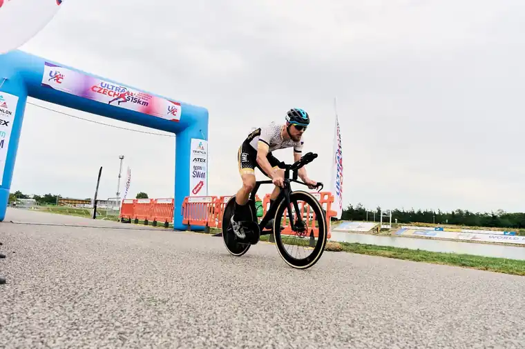 Cyclist passing the finish arch at Račice