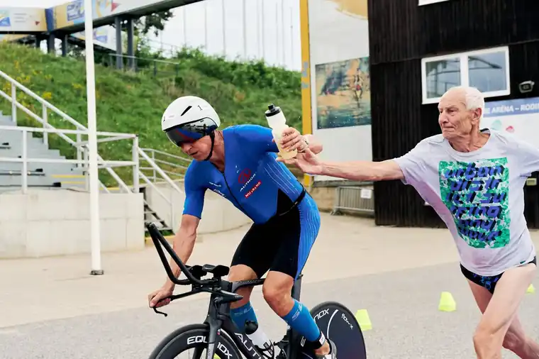 Support handing up nutrition on the bike