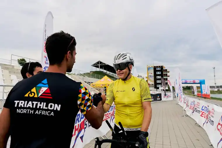 Congratulations after the bike leg