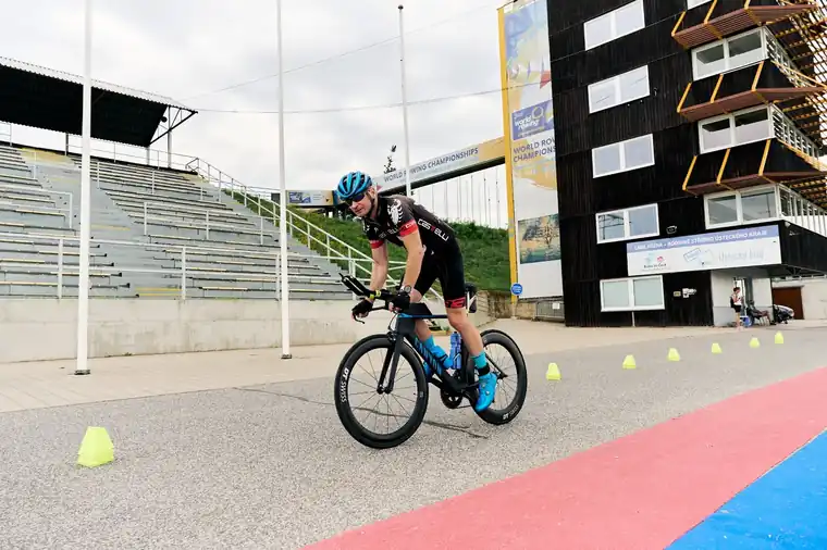 Cyclist inside the Labe Arena venue