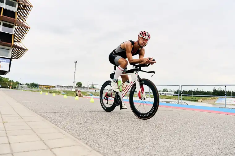 Cyclist on the flat ULTRA CZECH 515 loop